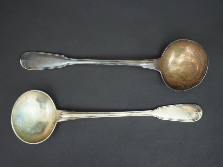 Deux louches en argent, poinçon Minerve, modèle à filet. Mongrammées. 