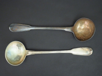 Vente aux enchères Deux louches en argent, poinçon Minerve, modèle à filet. Mongrammées. 