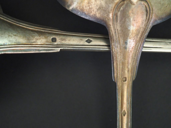 Deux louches en argent, poinçon Minerve, modèle à filet. Mongrammées. 