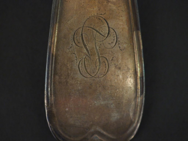 Deux louches en argent, poinçon Minerve, modèle à filet. Mongrammées. 