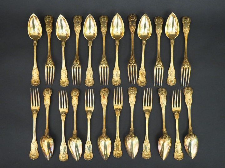 Suite de douze couverts à dessert de style rocaille en vermeil, poinço