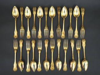 Vente aux enchères Suite de douze couverts à dessert de style rocaille en vermeil, poinço