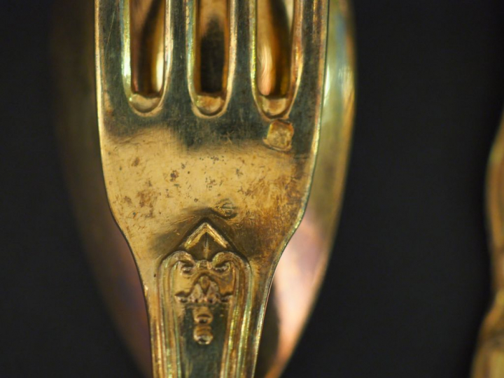 Suite de douze couverts à dessert de style rocaille en vermeil, poinço