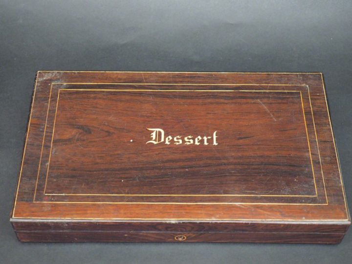 Suite de douze couverts à dessert de style rocaille en vermeil, poinço