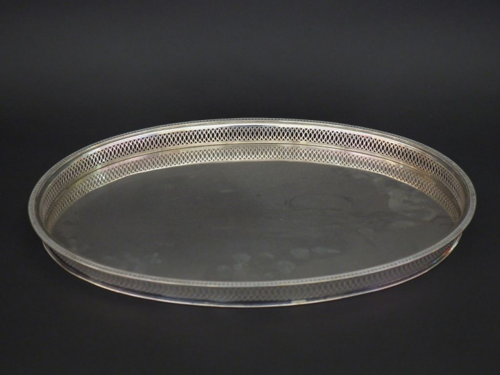 SANDONA. Grand plateau ovale en argent 800. Le pourtour, à décor ajour