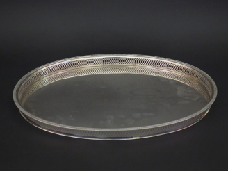 Vente aux enchères SANDONA. Grand plateau ovale en argent 800. Le pourtour, à décor ajour