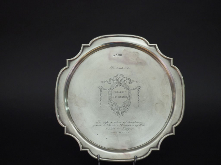 Plat de récompense en argent anglais, bords polylobés  Dim. 30 x 30 cm