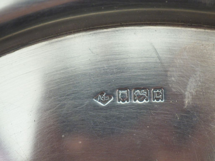 Plat de récompense en argent anglais, bords polylobés  Dim. 30 x 30 cm