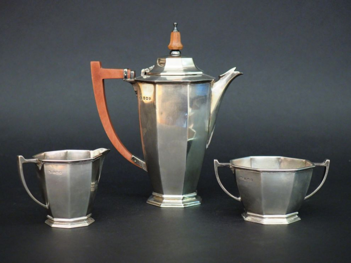 Service à thé égoiste de style Art déco en argent anglais comprenant :