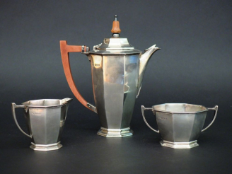 Vente aux enchères Service à thé égoiste de style Art déco en argent anglais comprenant :