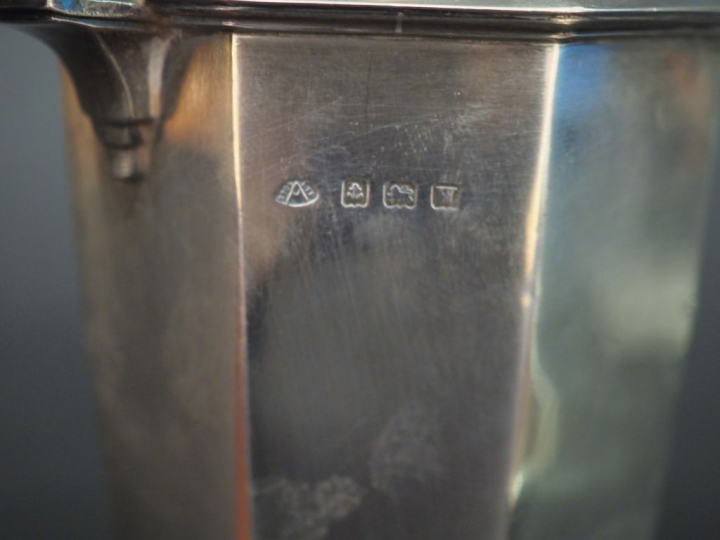 Service à thé égoiste de style Art déco en argent anglais comprenant :