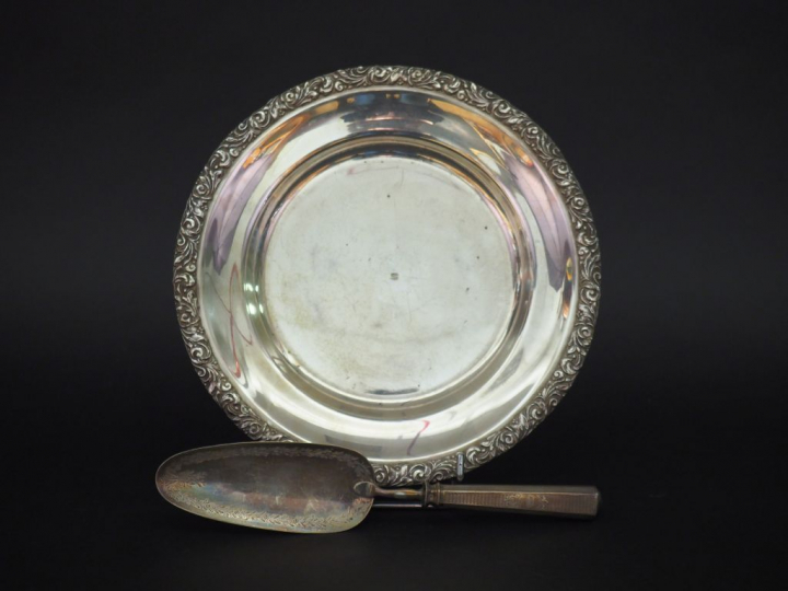 Assiette creuse en argent étranger, à décor sur le pourtour de rinceau