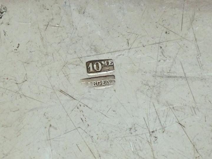 Assiette creuse en argent étranger, à décor sur le pourtour de rinceau