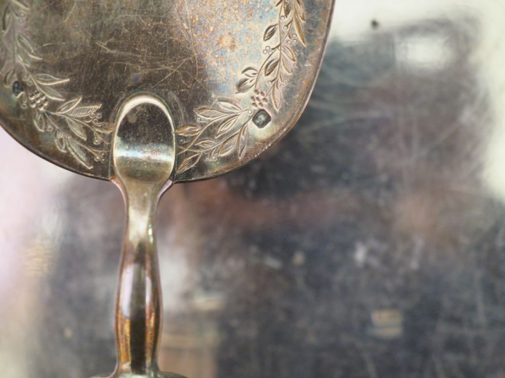 Assiette creuse en argent étranger, à décor sur le pourtour de rinceau