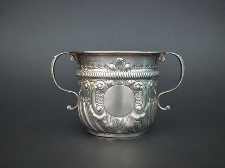 Vase  à anses en argent anglais à décor de godrons, cartouche et motif