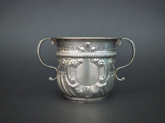 Vente aux enchères Vase  à anses en argent anglais à décor de godrons, cartouche et motif