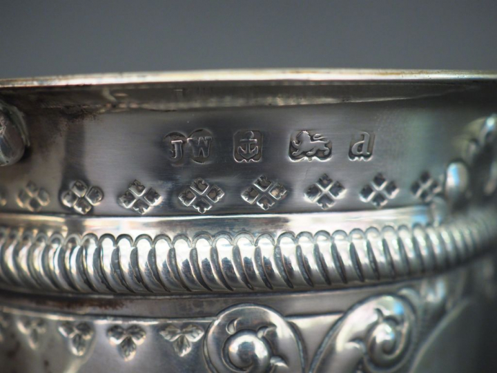 Vase  à anses en argent anglais à décor de godrons, cartouche et motif
