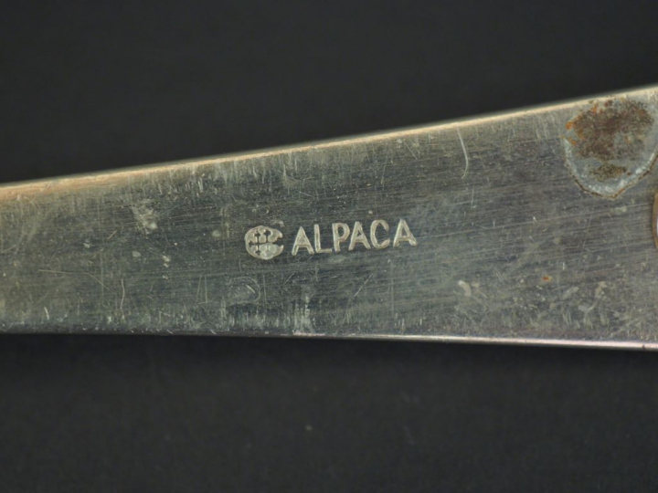 Cuillère à ragout en Alpaca, modèle uniplat.  Long. 27,5 cm  Poids : 1