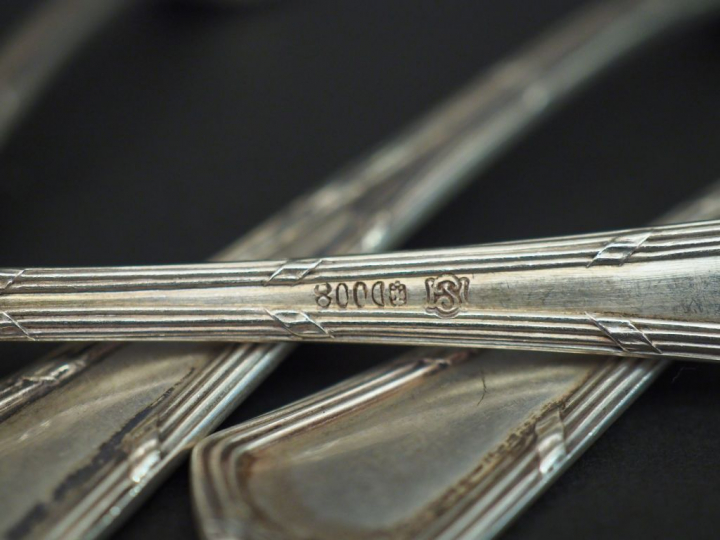 Suite de six petites fourchettes à fruit de style Louis XVI en argent 