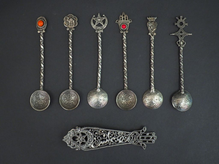 Suite de six petites cuillères de style oriental, en argent étranger. 