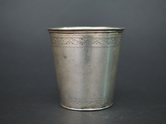 Vente aux enchères Timbale de forme évasée en argent étranger. H. 5,8 cm Poids : 66 g
