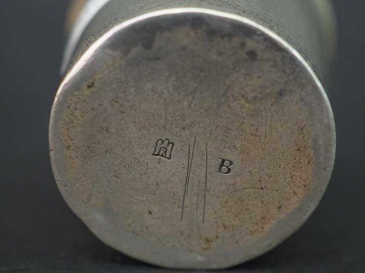 Timbale de forme évasée en argent étranger. H. 5,8 cm Poids : 66 g