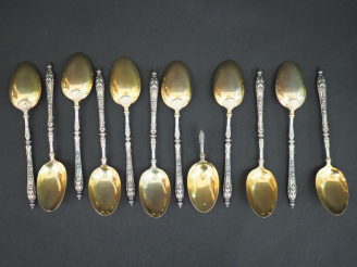 Vente aux enchères Suite de douze petites cuillères en argent et vermeil, modèle à fleuro