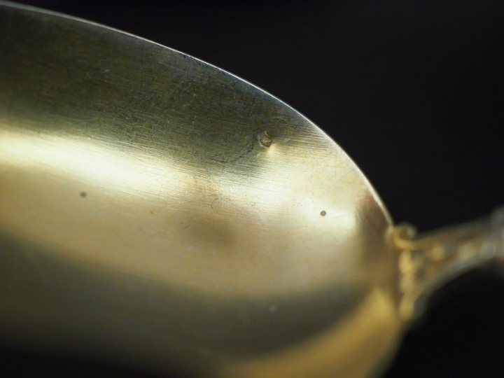 Suite de douze petites cuillères en argent et vermeil, modèle à fleuro