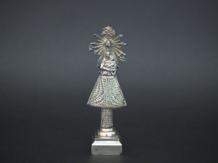 Sujet en argent lisse et filigranné figurant une Vierge à l'enfant. H.