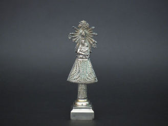 Vente aux enchères Sujet en argent lisse et filigranné figurant une Vierge à l'enfant. H.