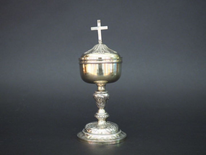 Ciboire de style Rocaille en argent et vermeil, poinçon Minerve, à déc