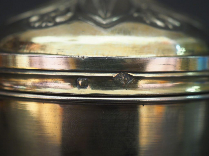 Ciboire de style Rocaille en argent et vermeil, poinçon Minerve, à déc