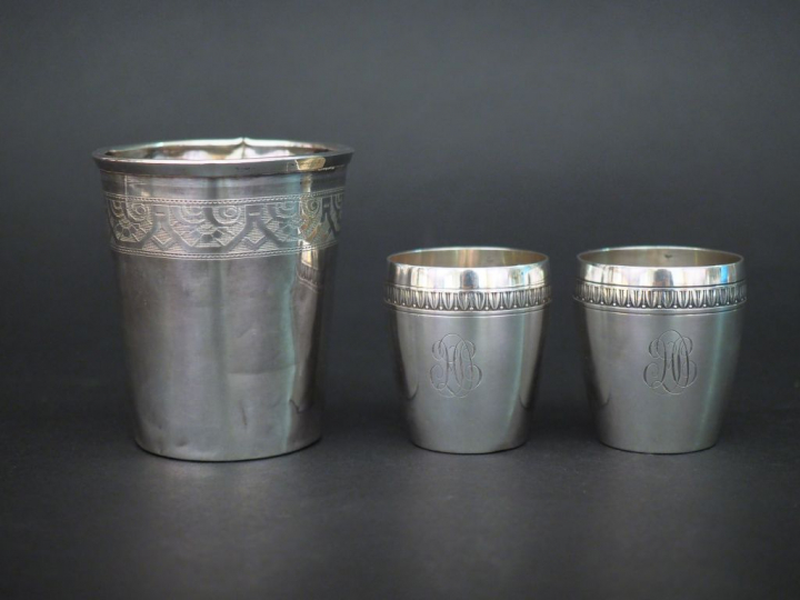 Ensemble comprenant :  - une paire de petits verres de style Louis XVI