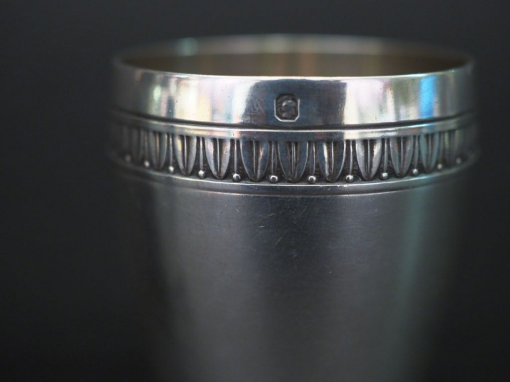 Ensemble comprenant :  - une paire de petits verres de style Louis XVI