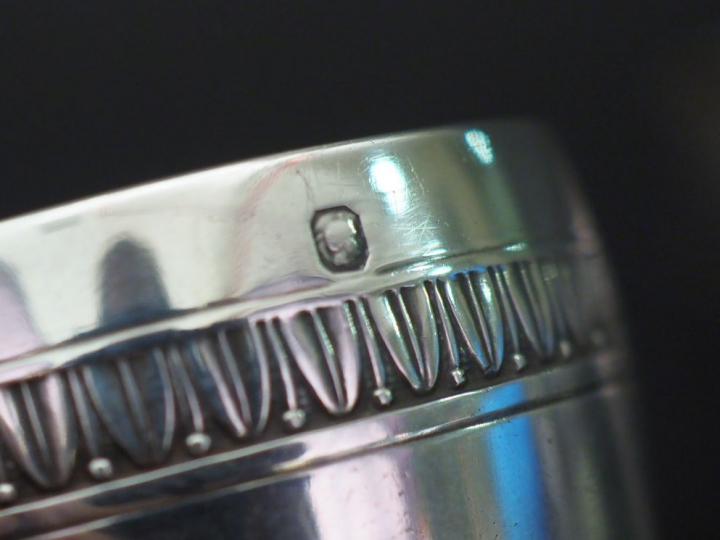 Ensemble comprenant :  - une paire de petits verres de style Louis XVI