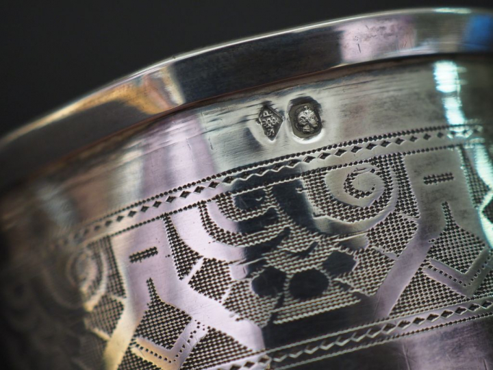 Ensemble comprenant :  - une paire de petits verres de style Louis XVI