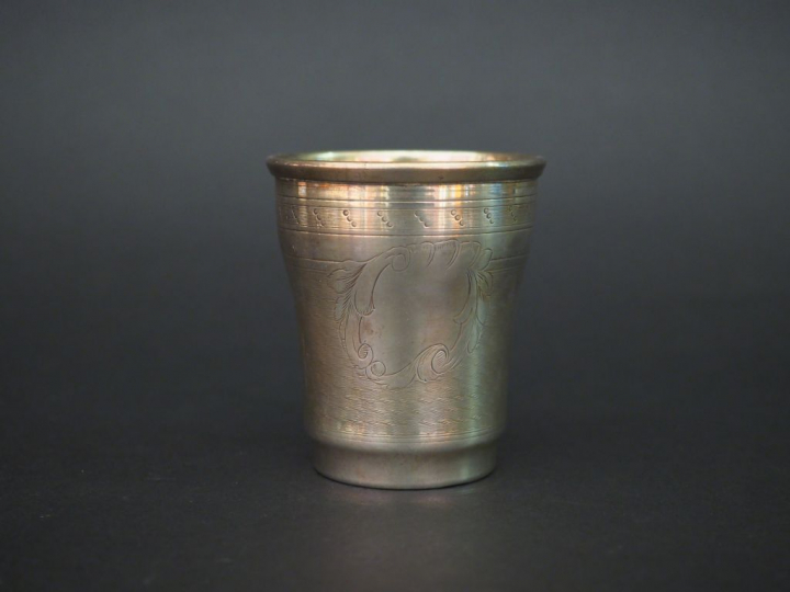 Timbale de style Louis XV en argent, poinçon minerve à décor de cartou