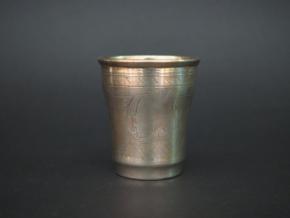 Vente aux enchères Timbale de style Louis XV en argent, poinçon minerve à décor de cartou