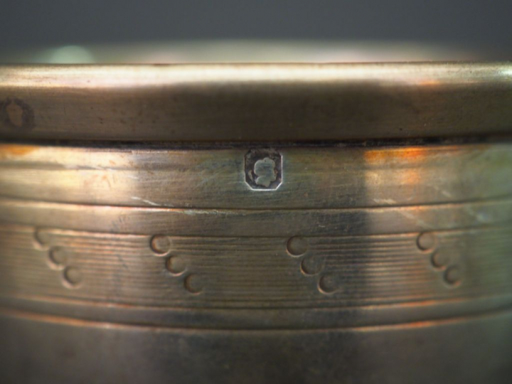 Timbale de style Louis XV en argent, poinçon minerve à décor de cartou