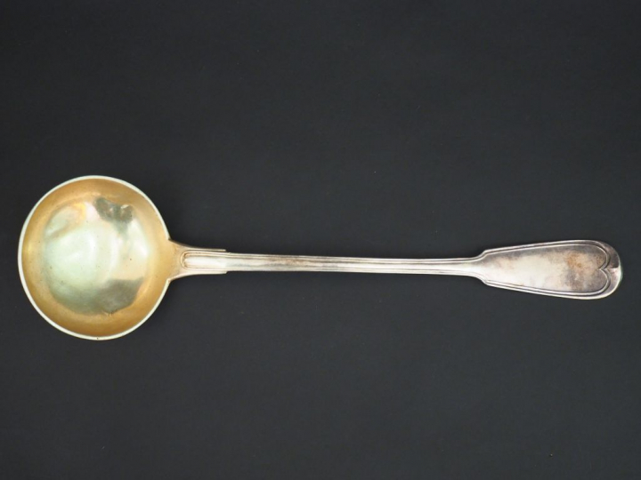 Louche en argent, poinçon Minerve, modèle à filet.  Monogrammée. Long.