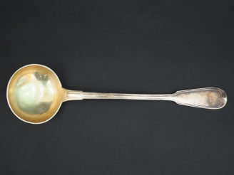 Vente aux enchères Louche en argent, poinçon Minerve, modèle à filet.  Monogrammée. Long.