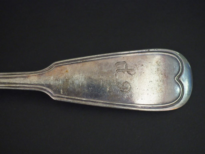 Louche en argent, poinçon Minerve, modèle à filet.  Monogrammée. Long.