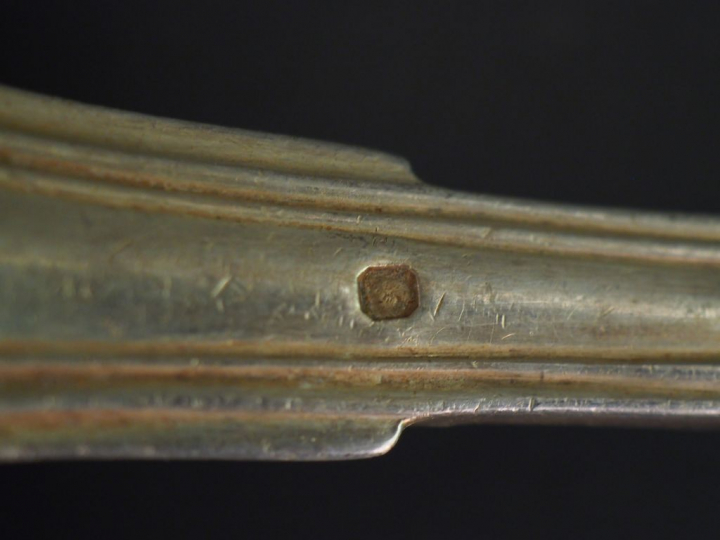 Louche en argent, poinçon Minerve, modèle à filet.  Monogrammée. Long.