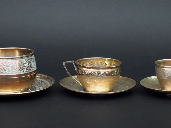 Trois tasses et leur sous tasse en argent, poinçon Minerve, modèles fe