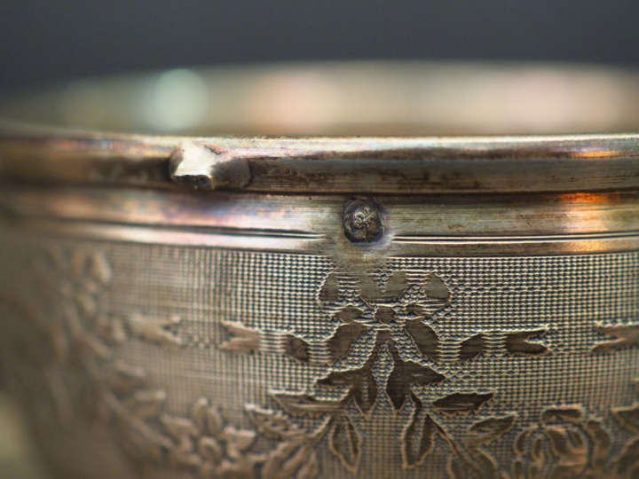 Trois tasses et leur sous tasse en argent, poinçon Minerve, modèles fe