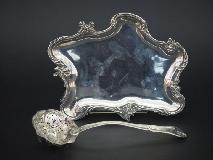 Ensemble comprenant :  - une cuillère à saupoudrer de style Louis XV e