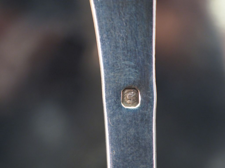 Ensemble comprenant :  - une cuillère à saupoudrer de style Louis XV e