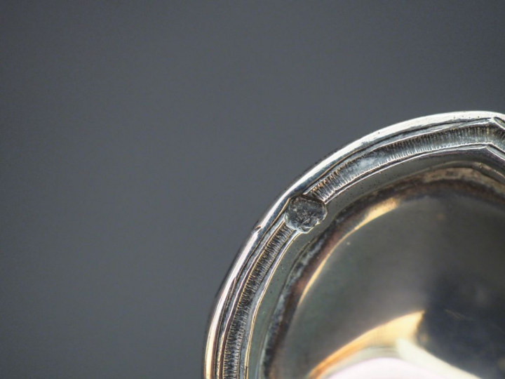 Ensemble comprenant :  - une cuillère à saupoudrer de style Louis XV e