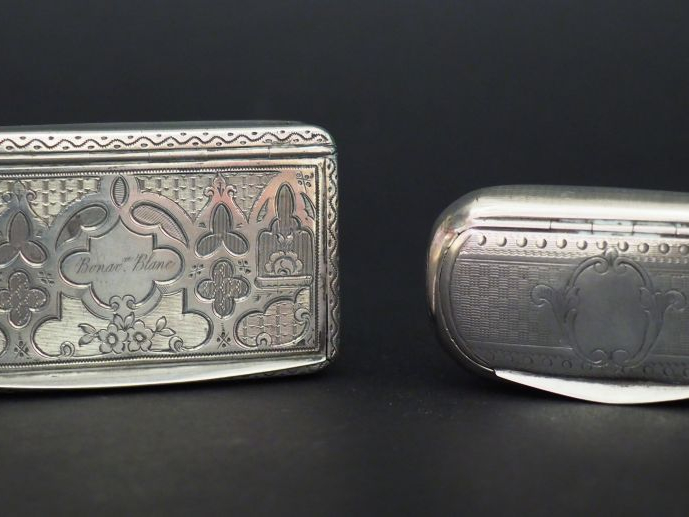 Ensemble comprenant :  - une boite à priser de style Louis XVI en arge