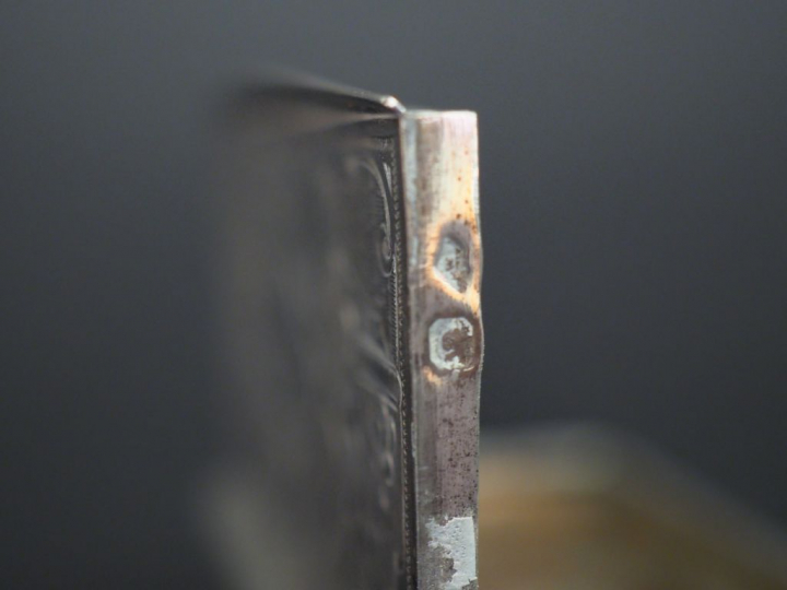 Ensemble comprenant :  - une boite à priser de style Louis XVI en arge